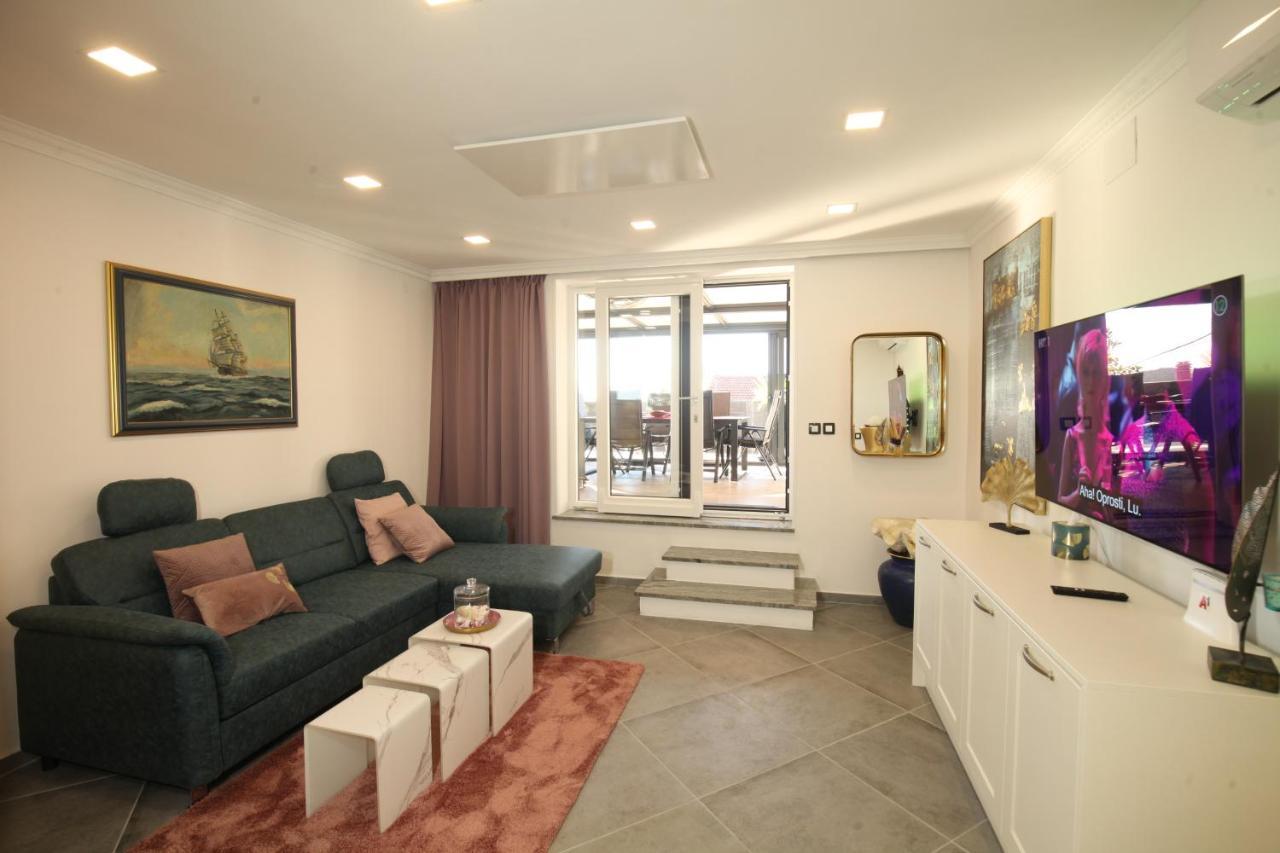 Luxurious Seaview Apartment 시베니크 외부 사진